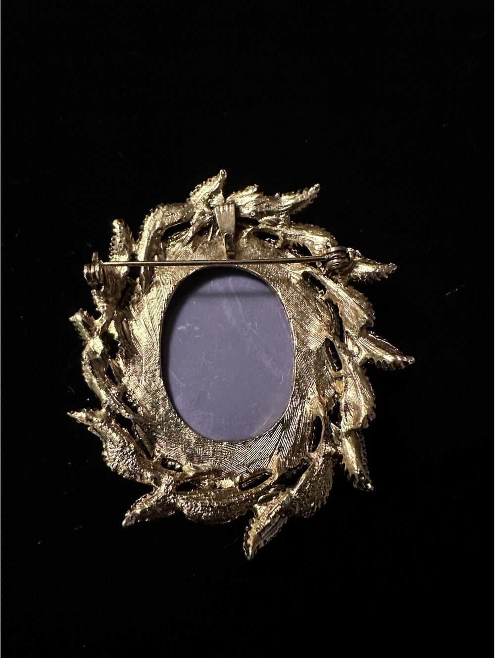 Blue Base Cameo Gold Tone Leaves Frame Vintage Brooch - Picture 2 of 3